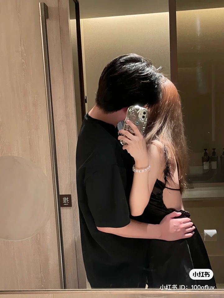Sau Khi Sống Chung Với Cậu Em Trai Độc Miệng, Tôi Rối Bời